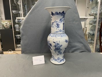 Een Chinese blauw-witte yenyen vaas met verhalend decor, 19e eeuw