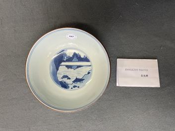 Un bol en porcelaine de Chine en bleu et blanc &agrave; d&eacute;cor des 'Huit chevaux de Mu Wang', marque de Jiajing, Kangxi