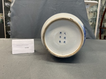 Un vase de forme rouleau en porcelaine de Chine en bleu et blanc, marque de Kangxi, 19/20&egrave;me