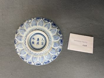 Un plat moul&eacute; en forme de lotus en porcelaine de Chine en bleu et blanc, marque et &eacute;poque de Kangxi