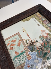 Une grande plaque en porcelaine de Chine famille verte dans un cadre en bois sculpt&eacute;, Chine, 19&egrave;me