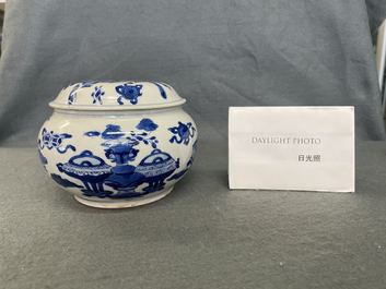 Een Chinese blauw-witte wierookbrander en deksel met antiquiteiten, Kangxi