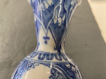 Un vase de forme double gourde en fa&iuml;ence de Delft en bleu et blanc &agrave; d&eacute;cor de chinoiserie, fin du 17&egrave;me