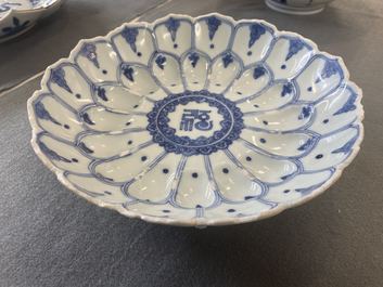 Un plat moul&eacute; en forme de lotus en porcelaine de Chine en bleu et blanc, marque et &eacute;poque de Kangxi