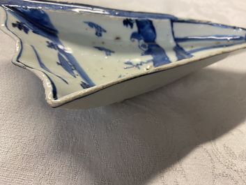 Une coupe en forme d'&eacute;ventail en porcelaine de Chine en bleu et blanc de type ko-sometsuke pour le march&eacute; japonais, Tianqi/Chongzhen