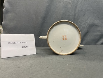 Une th&eacute;i&egrave;re et deux tasses et soucoupes en porcelaine de Chine qianjiang cai, 19/20&egrave;me