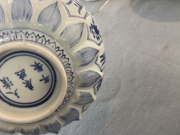 Un plat moul&eacute; en forme de lotus en porcelaine de Chine en bleu et blanc, marque et &eacute;poque de Kangxi