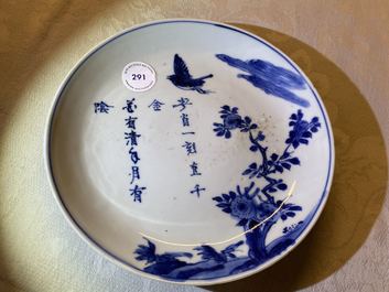 Een Chinees blauw-wit ko-sometsuke bord met een gedicht voor de Japanse markt, Tianqi