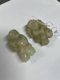 Twee Chinese celadon jade figuren van jongens, 19/20e eeuw