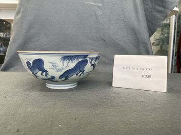 Un bol en porcelaine de Chine en bleu et blanc &agrave; d&eacute;cor des 'Huit chevaux de Mu Wang', marque de Jiajing, Kangxi