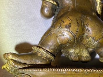 Een Sino-Tibetaanse verguld bronzen figuur van Vajrapani, 17/18e eeuw