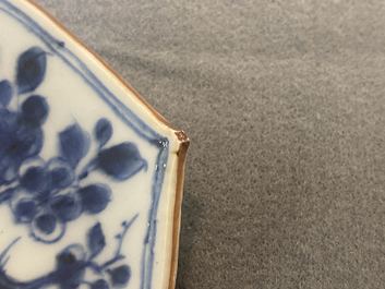 Een zeldzame Chinese blauw-witte lotusvormige schotel met een luipaard, Kangxi