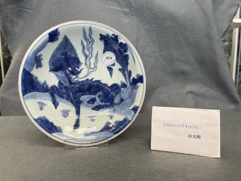 Une assiette en porcelaine de Chine en bleu et blanc &agrave; d&eacute;cor d'un qilin, Shunzhi