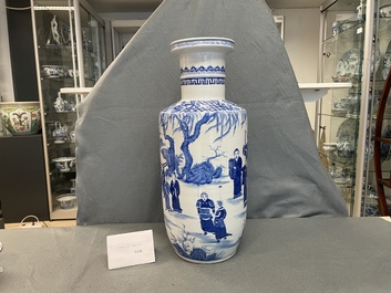 Un vase de forme rouleau en porcelaine de Chine en bleu et blanc, marque de Kangxi, 19/20&egrave;me