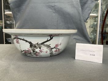 Un grand bol en porcelaine de Chine qianjiang cai &agrave; d&eacute;cor d'une artiste et son &eacute;l&egrave;ve, 19/20&egrave;me