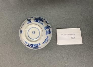 Een Chinese blauw-witte kom met Lange Lijzen, 'Qi Zhen Ru Yu' merk, Kangxi