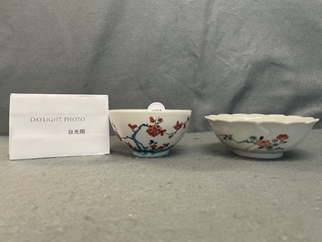 Deux bols et une coupe en porcelaine de style Kakiemon, Japon, Edo