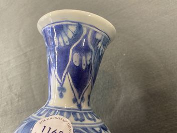 Un vase de forme double gourde en fa&iuml;ence de Delft en bleu et blanc &agrave; d&eacute;cor de chinoiserie, fin du 17&egrave;me