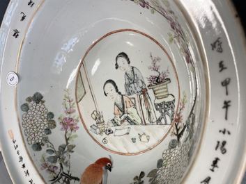 Un grand bol en porcelaine de Chine qianjiang cai &agrave; d&eacute;cor d'une artiste et son &eacute;l&egrave;ve, 19/20&egrave;me