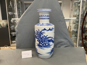 Un vase de forme rouleau en porcelaine de Chine en bleu et blanc, marque de Kangxi, 19/20&egrave;me