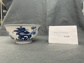 Un bol en porcelaine de Chine en bleu et blanc &agrave; d&eacute;cor de longues dames, marque 'Qi Zhen Ru yu', Kangxi