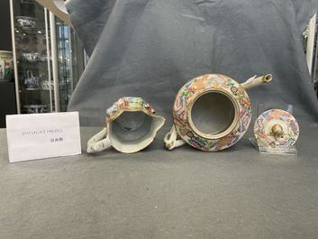 Un service &agrave; th&eacute; en porcelaine de Chine famille rose de Canton, 19&egrave;me