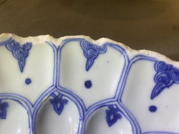 Un plat moul&eacute; en forme de lotus en porcelaine de Chine en bleu et blanc, marque et &eacute;poque de Kangxi