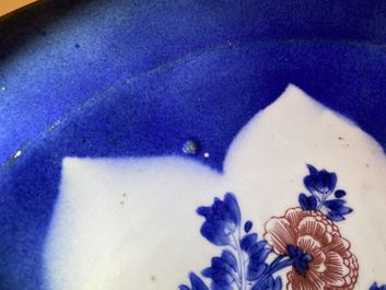 Een Chinese blauw-witte en koperrode schotel met poederblauwe fondkleur, Kangxi