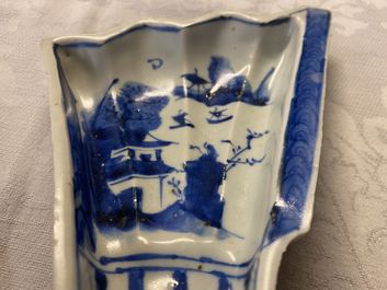 Une coupe en forme d'&eacute;ventail en porcelaine de Chine en bleu et blanc de type ko-sometsuke pour le march&eacute; japonais, Tianqi/Chongzhen