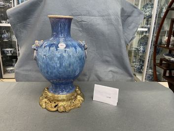 Un vase en porcelaine de Chine &agrave; &eacute;mail flamb&eacute; &agrave; monture en bronze dor&eacute;, 18/19&egrave;me