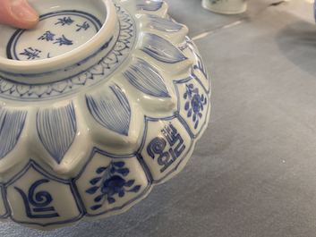 Un plat moul&eacute; en forme de lotus en porcelaine de Chine en bleu et blanc, marque et &eacute;poque de Kangxi