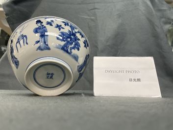 Een Chinese blauw-witte kom met Lange Lijzen, 'Qi Zhen Ru Yu' merk, Kangxi