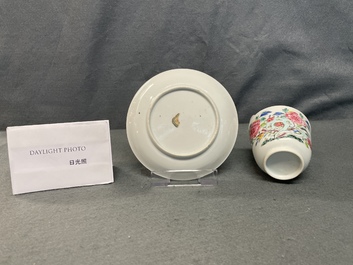 Une tasse et soucoupe en porcelaine de Chine famille rose, Yongzheng