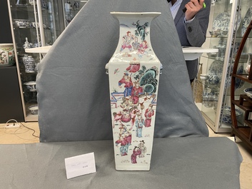 Un vase de forme carr&eacute;e en porcelaine de Chine famille rose, 19&egrave;me