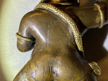 Een Sino-Tibetaanse verguld bronzen figuur van Vajrapani, 17/18e eeuw