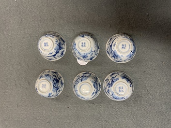 Zes Chinese blauw-witte koppen en acht schotels met ruiters te paard, Kangxi