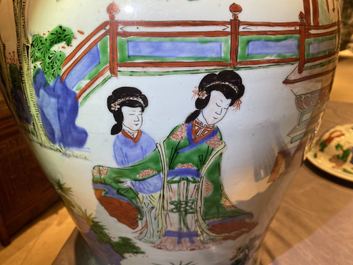 Un grand vase couvert en porcelaine de Chine wucai, &eacute;poque Transition