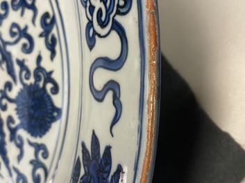 Een grote Chinese blauw-witte schotel met twee feniksen, Jiajing