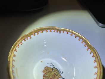 Cinq tasses et soucoupes en porcelaine de Chine en rouge de fer et dor&eacute;, Yongzheng/Qianlong