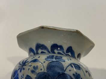 Quatre vases en fa&iuml;ence de Delft en bleu et blanc, 17/18&egrave;me