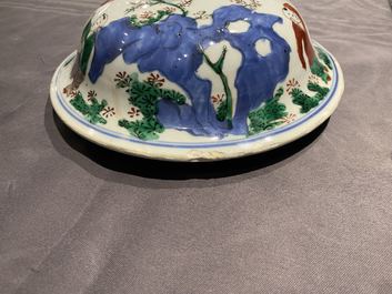 Un grand vase couvert en porcelaine de Chine wucai, &eacute;poque Transition