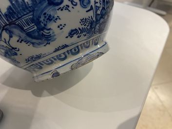 Quatre vases en fa&iuml;ence de Delft en bleu et blanc, 17/18&egrave;me