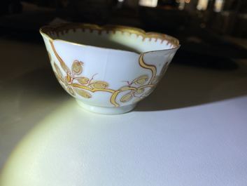 Cinq tasses et soucoupes en porcelaine de Chine en rouge de fer et dor&eacute;, Yongzheng/Qianlong