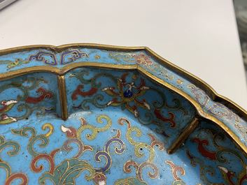 Une paire de coupes en forme de fleur en &eacute;maux cloisonn&eacute;s, Chine, Qianlong