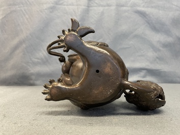 Een Chinese gelakte bronzen wierookbrander in de vorm van een boeddhistische leeuw, Ming