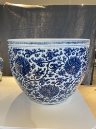 Un aquarium de taille exceptionelle en porcelaine de Chine en bleu et blanc, Kangxi