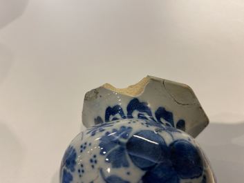 Quatre vases en fa&iuml;ence de Delft en bleu et blanc, 17/18&egrave;me