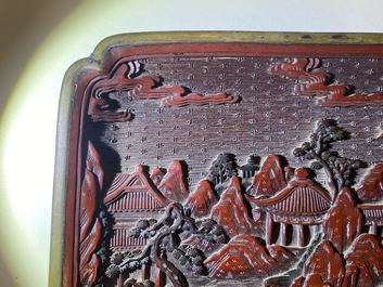 Une paire de plats de forme carr&eacute;e en laque rouge et noire, marque et &eacute;poque de Qianlong