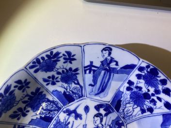 Twee Chinese blauw-witte borden en een inktpot, Kangxi