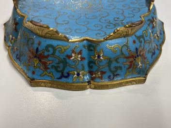 Een paar Chinese bloemvormige cloisonn&eacute; schotels, Qianlong